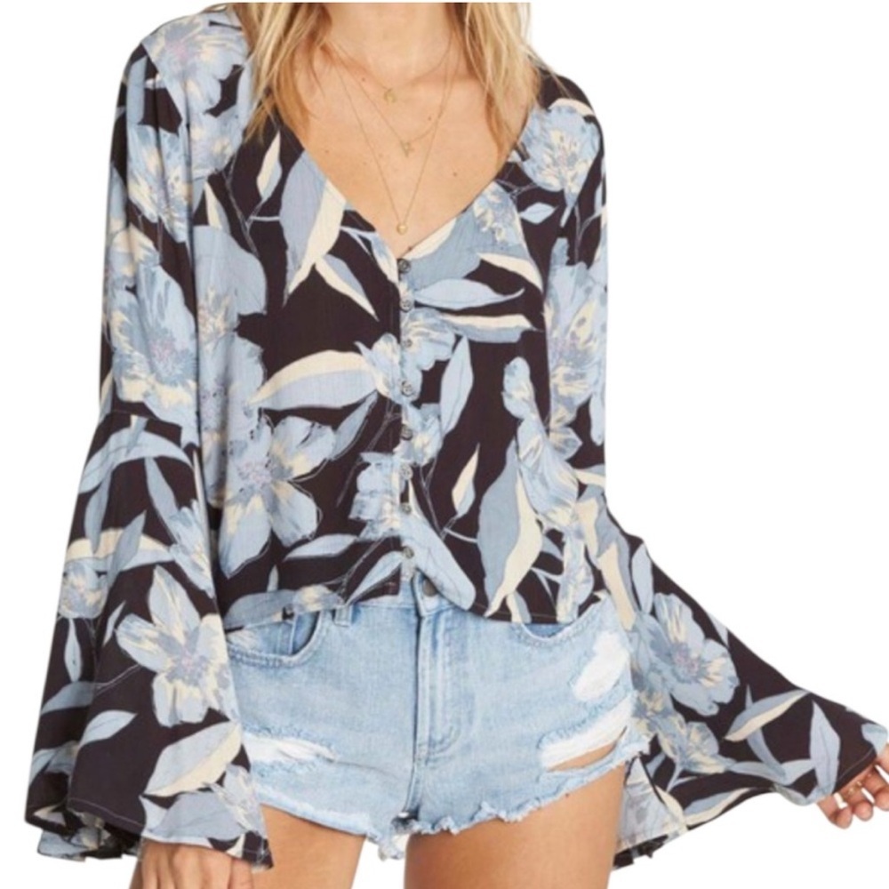 Like New Billabong Pretty Daylight Flared
Sleeve Black Floral Top Large